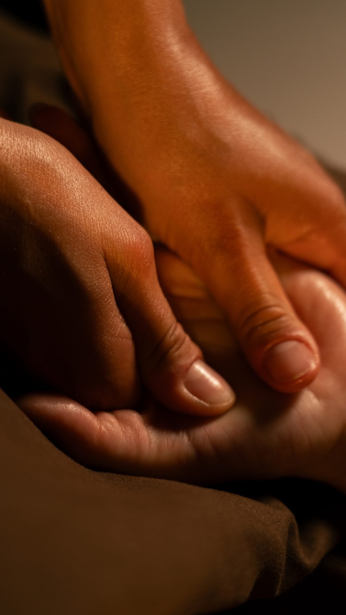 Mains de la masseuse pendant un massage